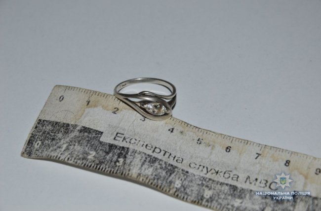 В Іваничах посеред вулиці пограбували жінку