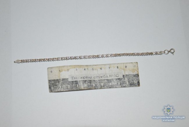 В Іваничах посеред вулиці пограбували жінку