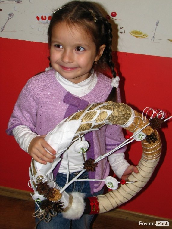 Луцькі мами вчились робити новорічні вінки. ФОТО