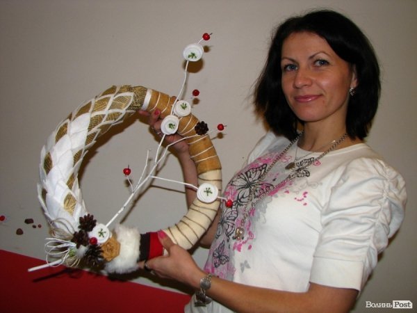 Луцькі мами вчились робити новорічні вінки. ФОТО