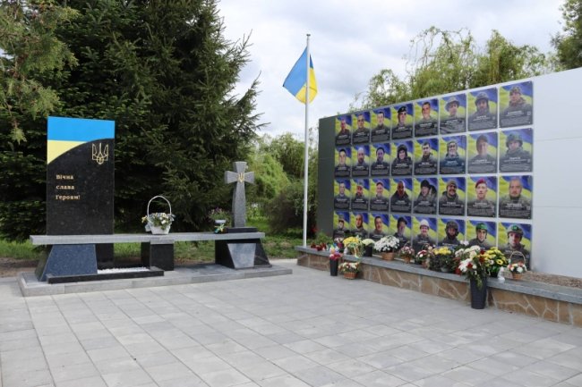 У громаді на Волині відкрили меморіальний комплекс Героїв України. ФОТО