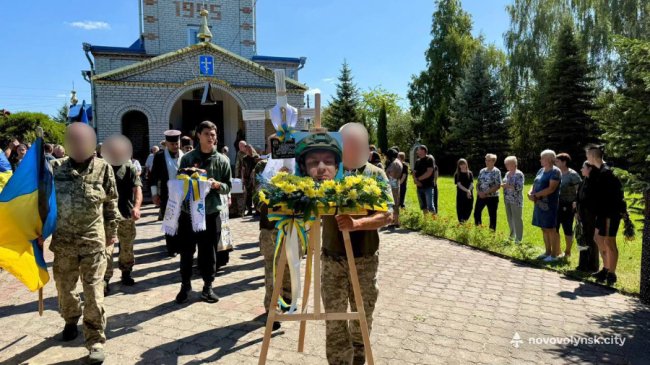 «Наш обов’язок - пам’ятати про мужність нашого Героя»: на Волині попрощалися з 24-річним Павлом Молодшим