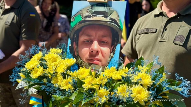 «Наш обов’язок - пам’ятати про мужність нашого Героя»: на Волині попрощалися з 24-річним Павлом Молодшим