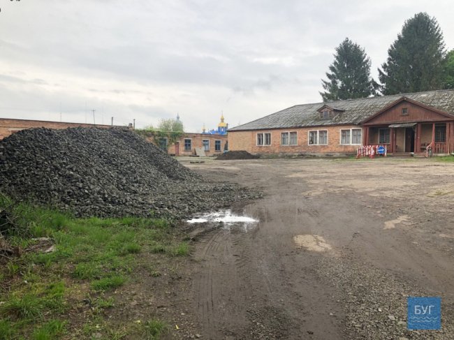 Нововолинці скаржаться на будтехніку, яка руйнує покриття на сусідній з будівництвом вулиці. ФОТО