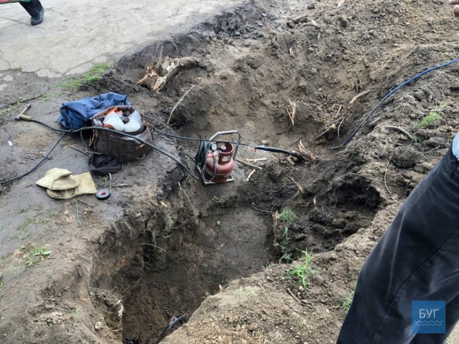 Нововолинці скаржаться на будтехніку, яка руйнує покриття на сусідній з будівництвом вулиці. ФОТО