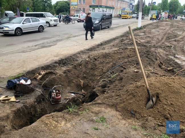 Нововолинці скаржаться на будтехніку, яка руйнує покриття на сусідній з будівництвом вулиці. ФОТО
