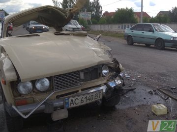 У Луцьку причіп від Mercedes розтрощив ВАЗ з пасажирами. ФОТО. ВІДЕО