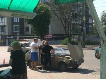 У Луцьку автомобіль врізався у зупинку з людьми