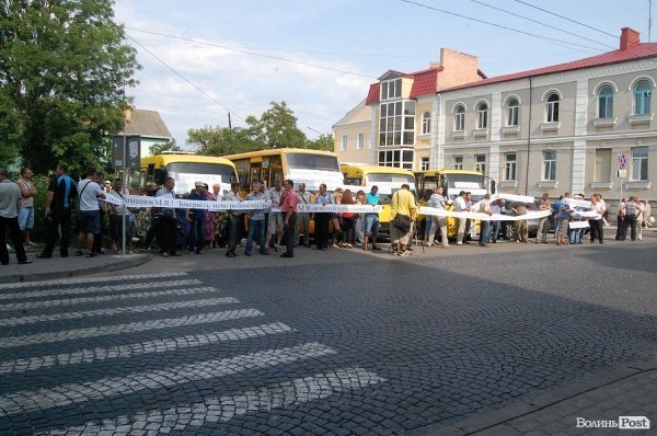 Під стінами луцької мерії мітингують маршрутники. ФОТО