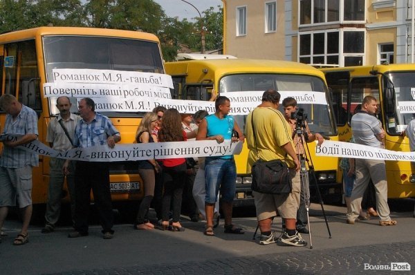 Під стінами луцької мерії мітингують маршрутники. ФОТО
