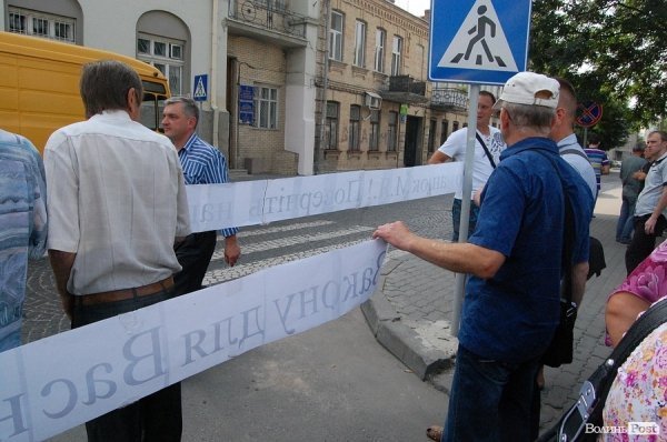 Під стінами луцької мерії мітингують маршрутники. ФОТО