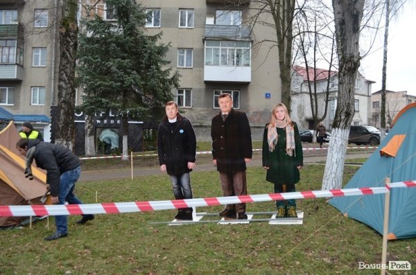 Біля прокуратури Волині встановили наметове містечко. ФОТО 