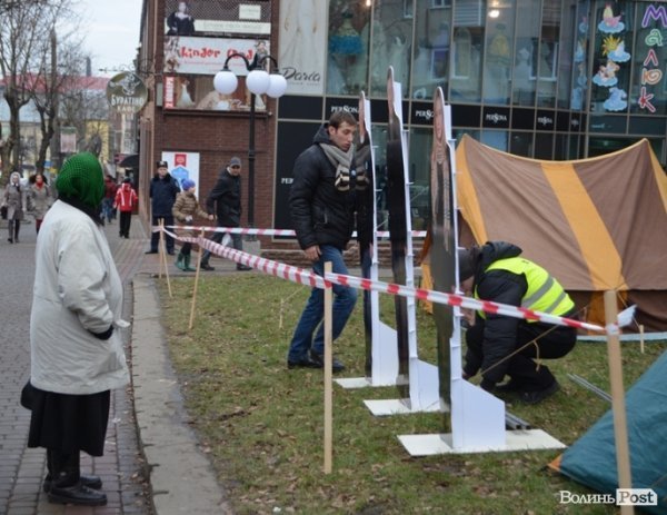 Біля прокуратури Волині встановили наметове містечко. ФОТО 