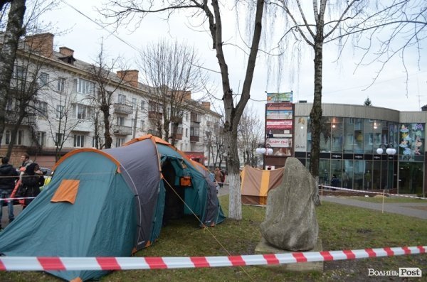 Біля прокуратури Волині встановили наметове містечко. ФОТО 