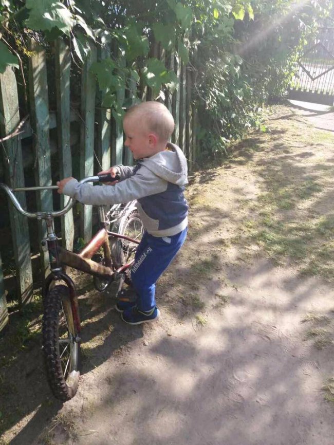 Дітям волинського Героя подарували велосипеди