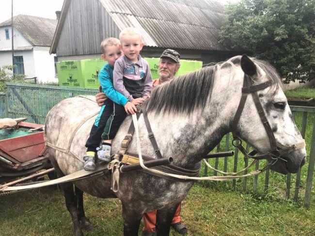 Дітям волинського Героя подарували велосипеди