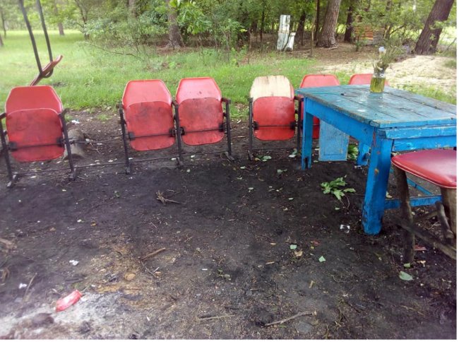 Старі понищені меблі просто неба: як у селі на Волині  діти облаштували клуб. ФОТО