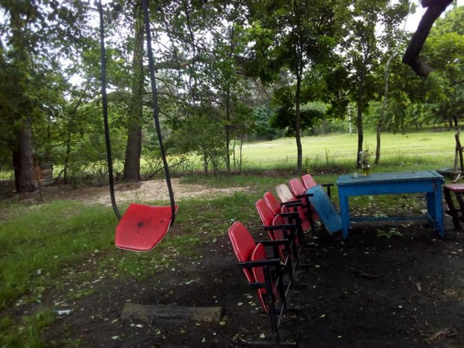 Старі понищені меблі просто неба: як у селі на Волині  діти облаштували клуб. ФОТО