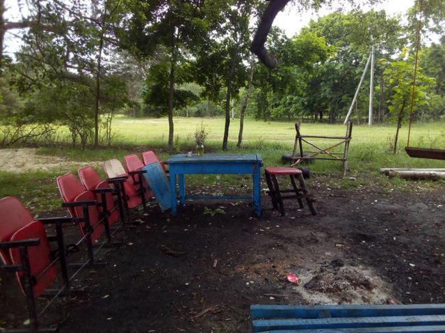 Старі понищені меблі просто неба: як у селі на Волині  діти облаштували клуб. ФОТО