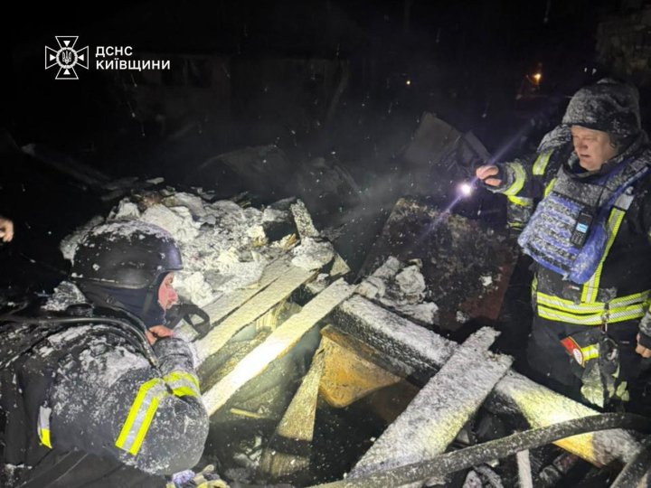 На Київщині рятувальники дістали з-під завалів цілу родину. ВІДЕО