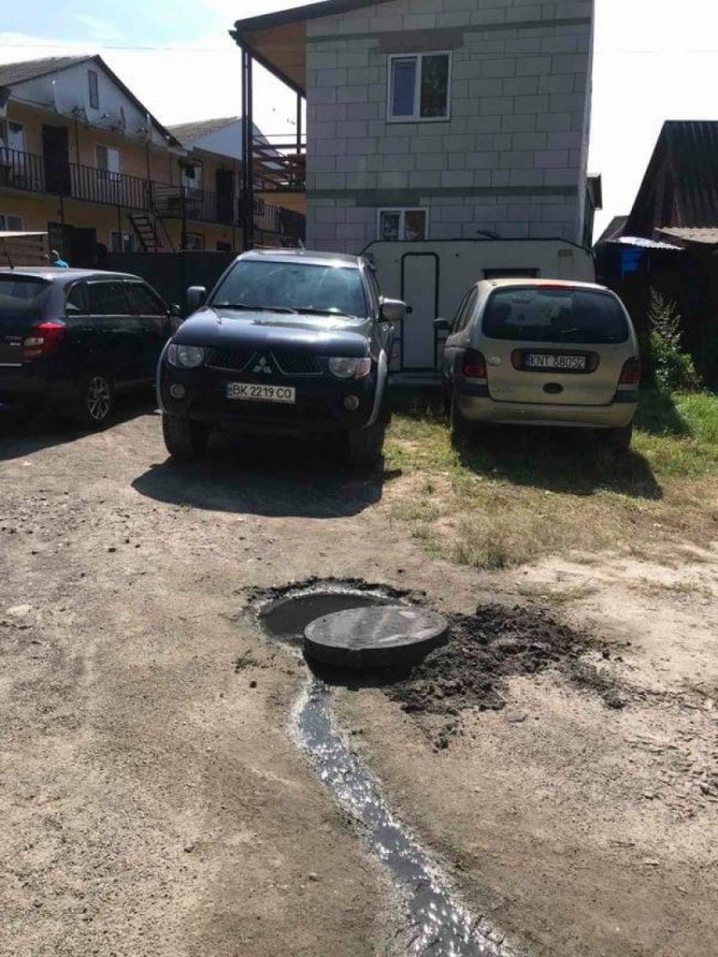 Можуть потрапляти в озеро: у Світязі селяни незаконно зливають нечистоти 