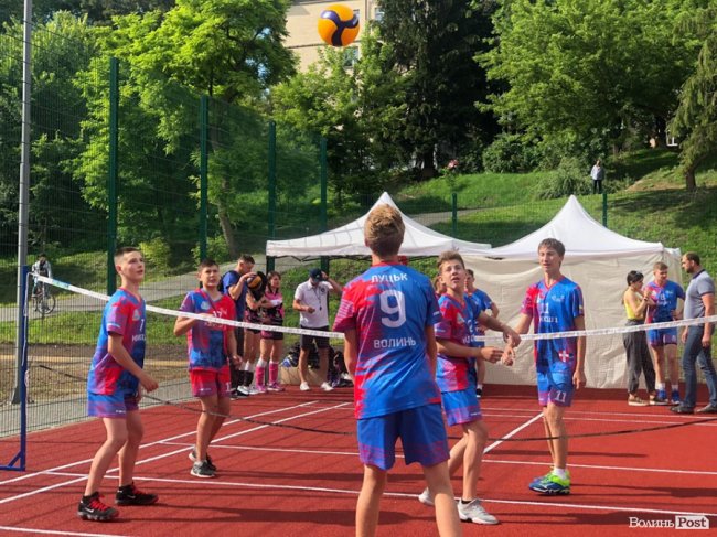 Поблизу центрального парку Луцька відкрили мультифункціональний спортмайданчик. ФОТО 