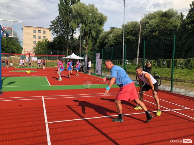 Поблизу центрального парку Луцька відкрили мультифункціональний спортмайданчик. ФОТО 