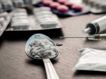 У Луцьку чоловік поширював листівки з рекламою наркотиків. ФОТО