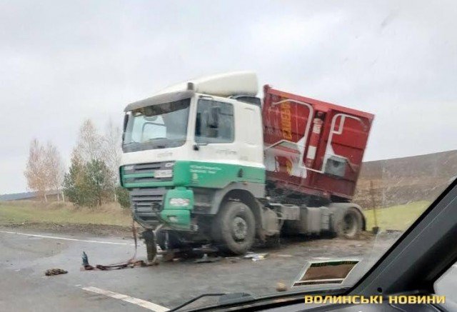 Аварія на Волині: Volkswagen зіткнувся із вантажівкою. ФОТО