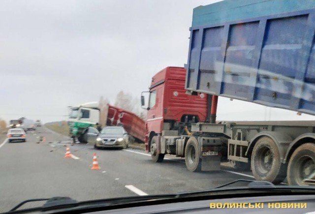 Аварія на Волині: Volkswagen зіткнувся із вантажівкою. ФОТО