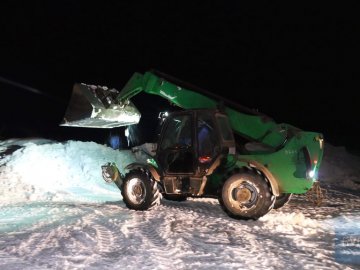 З Володимира-Волинського цілу ніч спецтехнікою вивозили сніг. ФОТО. ВІДЕО