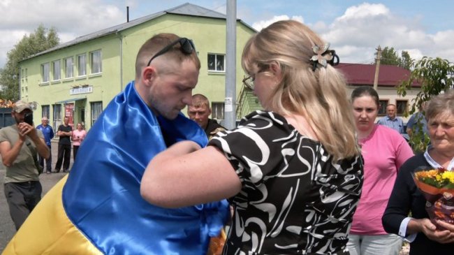 У рідному селі на Волині після трьох років полону зустріли 24-річного воїна. ВІДЕО