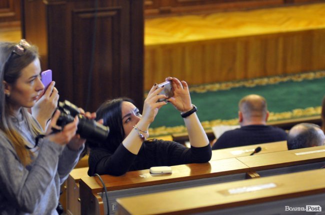 Журналістка Людмила Яворська працює