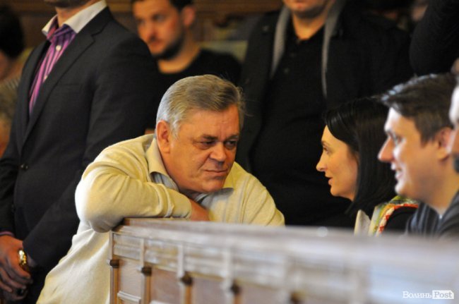 Головний свободівець Волині Анатолій Вітів про щось говорить з Юлією Вусенко