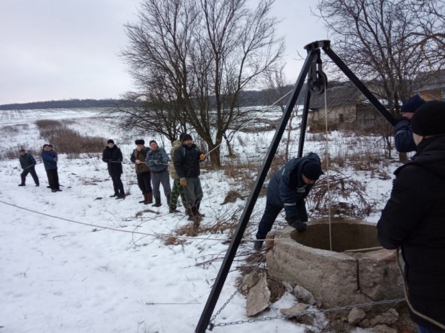 На Рівненщині рятувальники витягли з колодязя тіло чоловіка. ФОТО