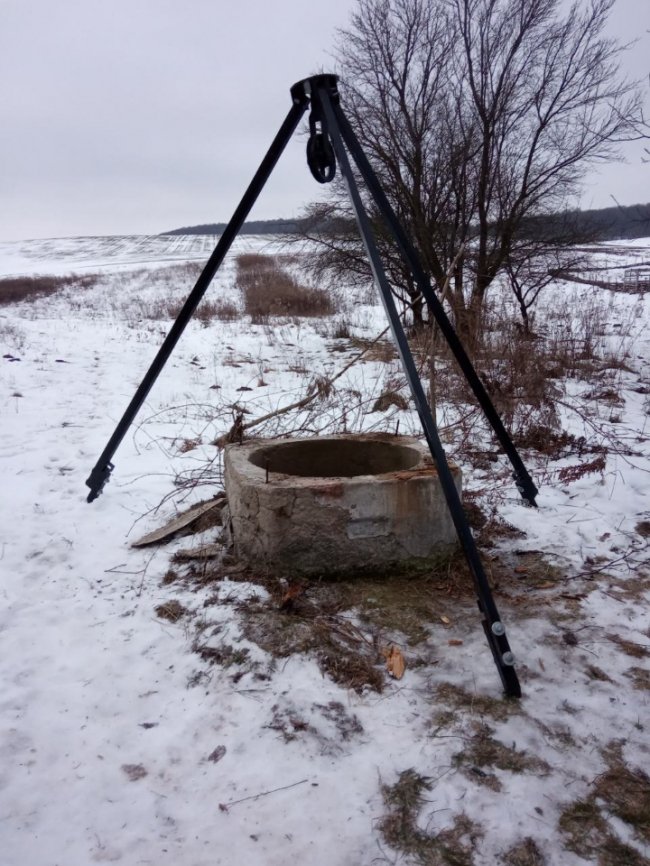 На Рівненщині рятувальники витягли з колодязя тіло чоловіка. ФОТО
