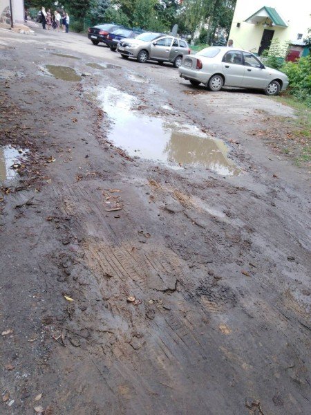 У Луцьку скаржаться на непрохідну калюжу посеред вулиці. ФОТО