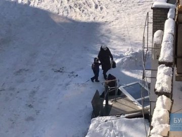 У Володимирі-Волинському на жінку впали двері банку 