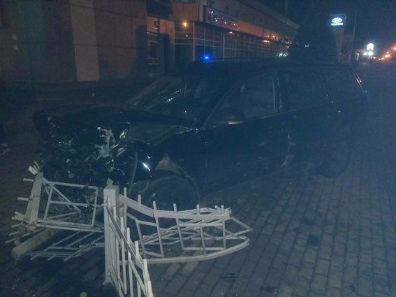 У Рівному легковик «влетів» у зупинку, постраждала жінка