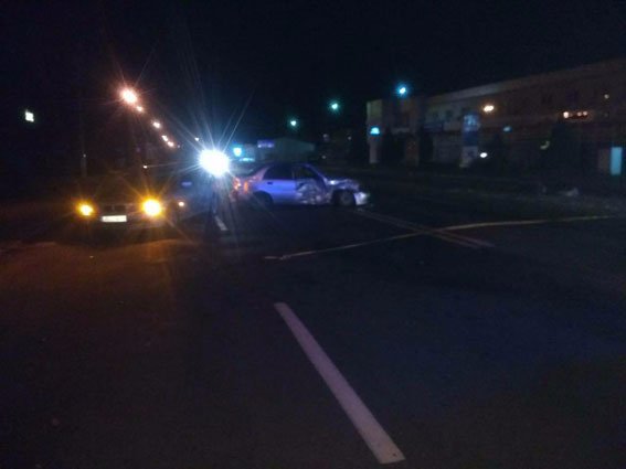 У Рівному легковик «влетів» у зупинку, постраждала жінка