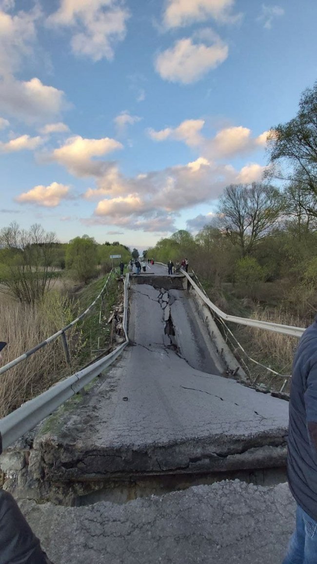 Шокуючий обвал: на дорозі Луцьк-Львів «втомився» міст.ФОТО,ВІДЕО