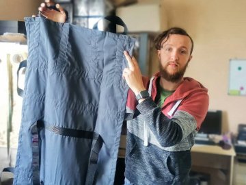 Лучанин у власній майстерні шиє медичні ноші для бійців. ФОТО. ВІДЕО