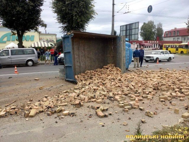 У Луцьку від удару іномарки перекинулася вантажівка. ФОТО