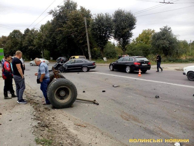 У Луцьку від удару іномарки перекинулася вантажівка. ФОТО