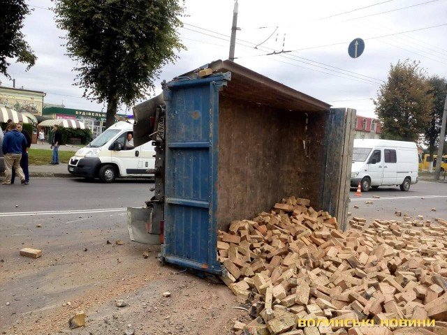 У Луцьку від удару іномарки перекинулася вантажівка. ФОТО