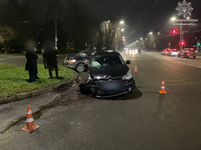 У Луцьку на перехресті проспектів Молоді та Відродження зіткнулися два авто
