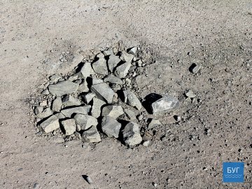 На Волині дорожники засипали вибоїни каменюками. ФОТО