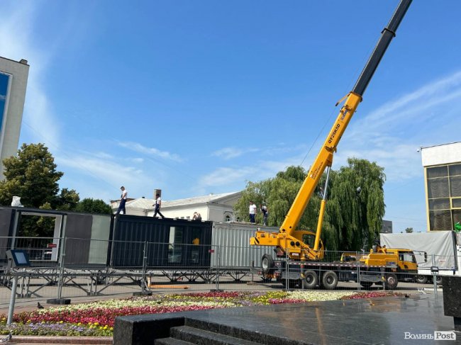 Великий монтаж на Театральному майдані: що тут буде. ФОТО