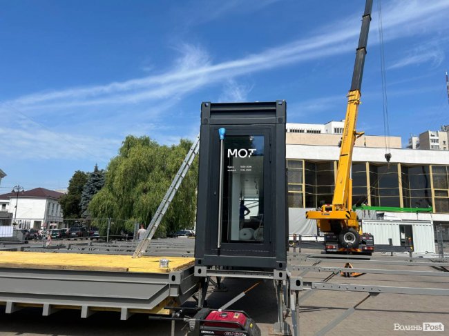 Великий монтаж на Театральному майдані: що тут буде. ФОТО