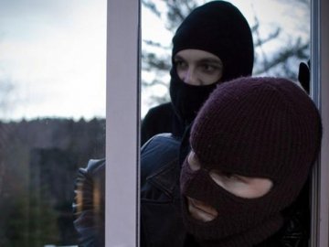 У Луцьку засудили грабіжників, які вдиралися у квартири та погрожували зброєю